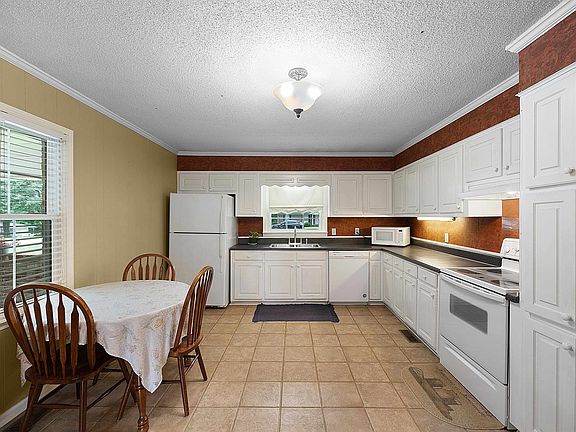 5th image of 85 Twin Oaks Pl