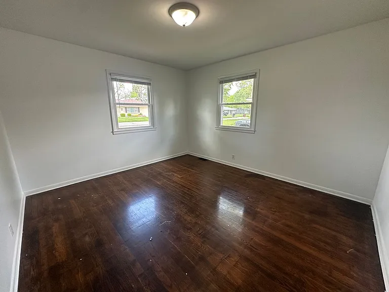 2063 W Highland Ln — Photo 10