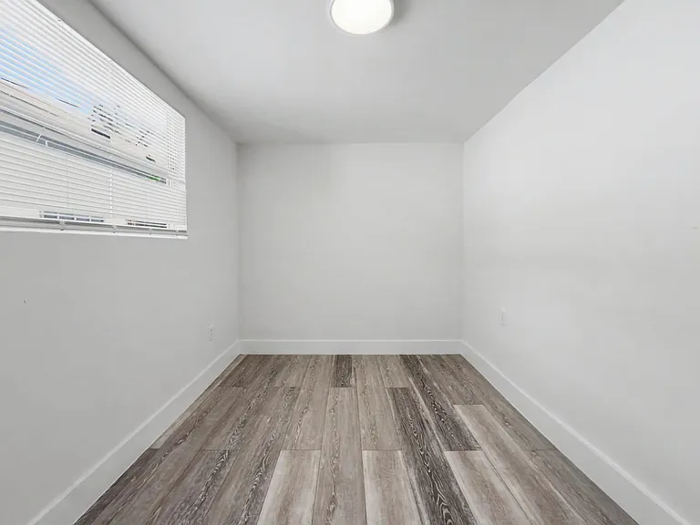 228 NW 39th St — Photo 15