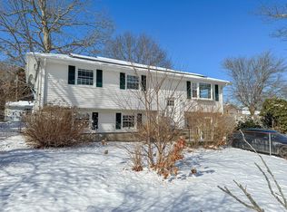 511 Fish Rd, Tiverton, RI 02878
