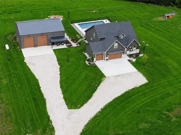 20143 Tonganoxie Dr, Tonganoxie, KS 66086