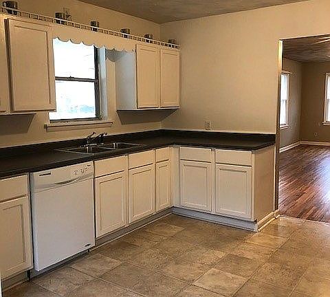 3rd image of 605 W Wallace St