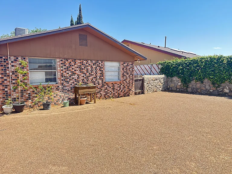 11320 Bunky Henry Ln — Photo 14