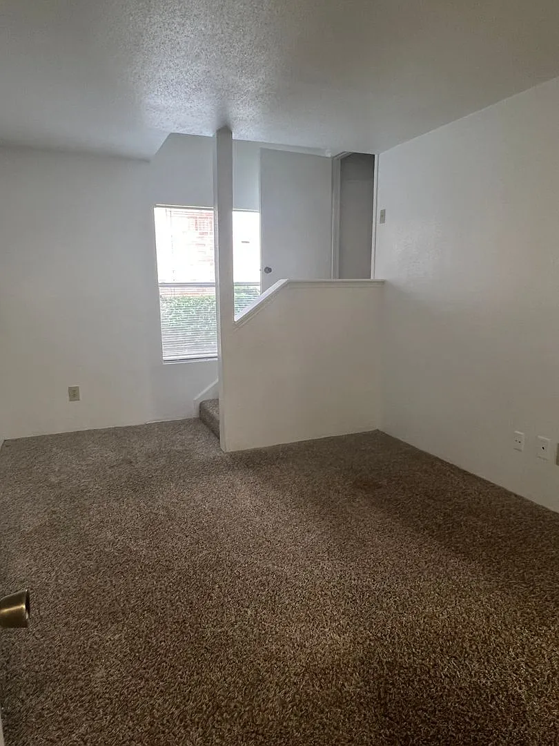 Emerald Cove Apartments — Photo 2
