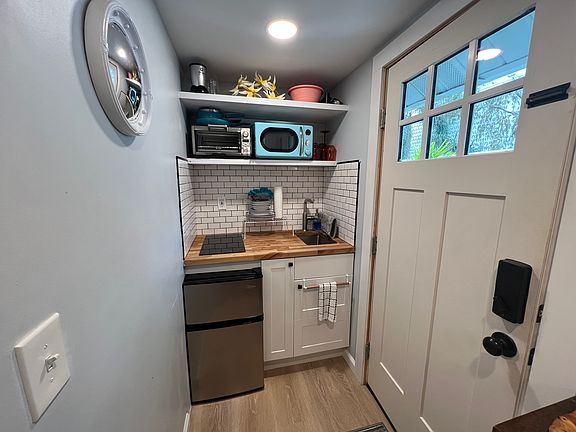 4th image of 733 Oak St NE #B