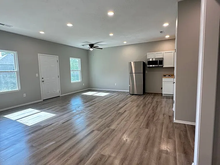 590-588 N Airport Rd — Photo 3