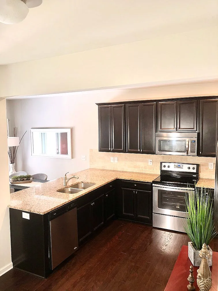 3 bed, 1671 sqft, $2,150 — Photo 3