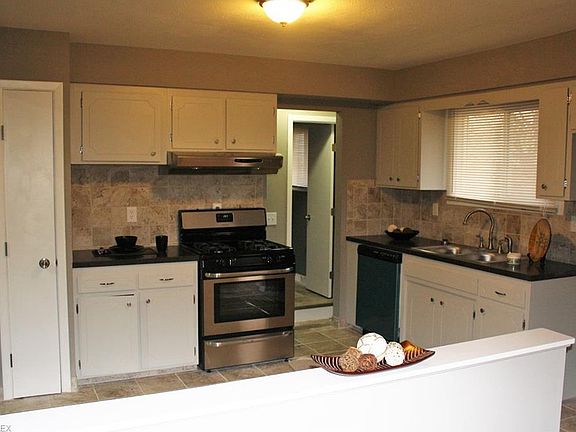 3rd image of 6287 Jamestown Dr