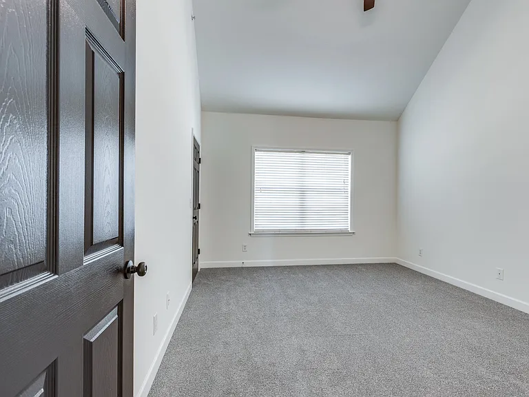 1002 McKenna Dr — Photo 6