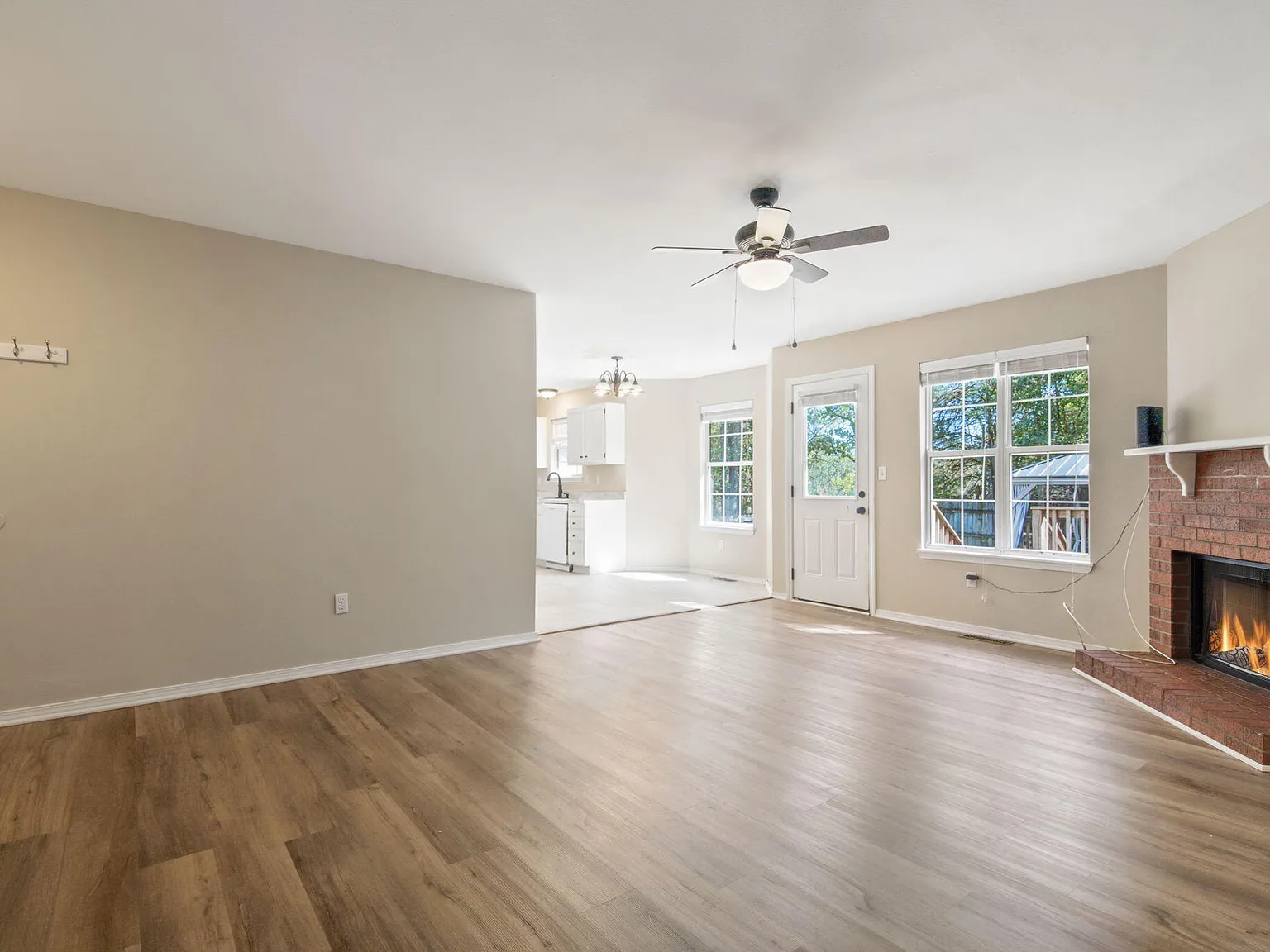 3 bed, 1228 sqft, $2,100 — Photo 4