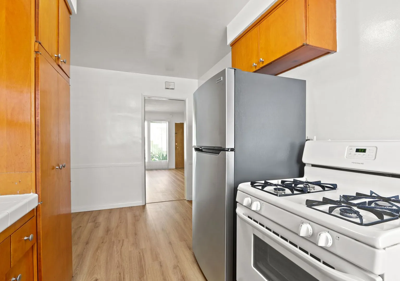 927 3rd St - North of Wilshire and 3 blocks to the beach! — Photo 2