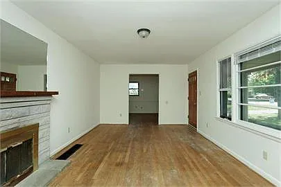 353 Boiling Springs Dr — Photo 3