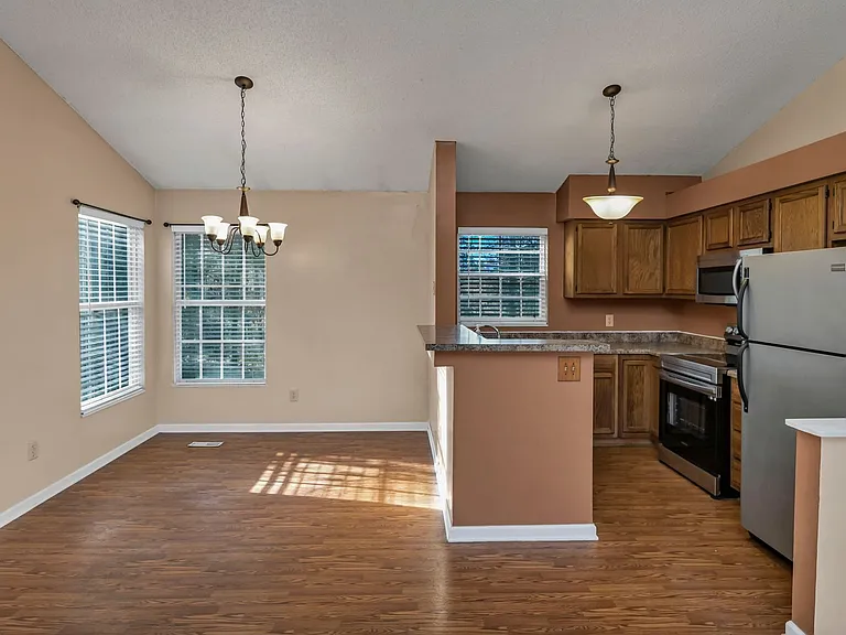 100 Woodspur Rd — Photo 11