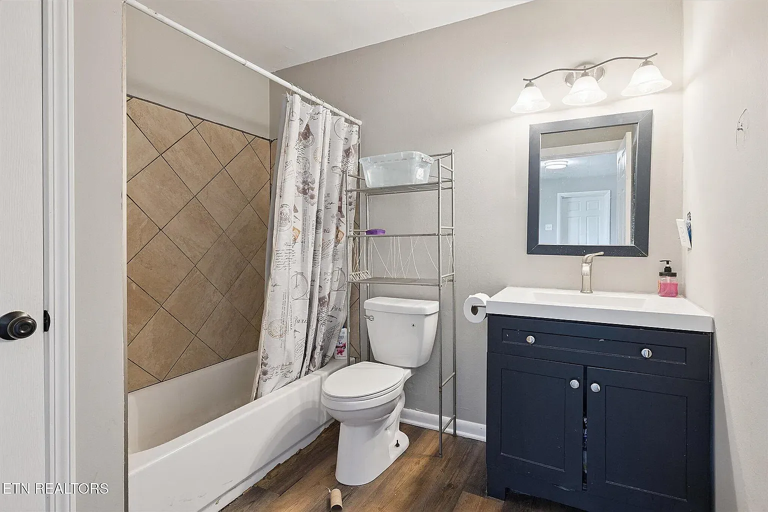 4 bed, 1325 sqft, $2,500 — Photo 4