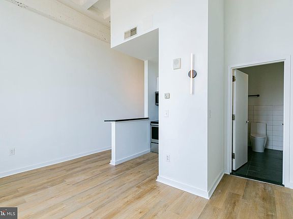 4th image of 109 W Wildey St #309