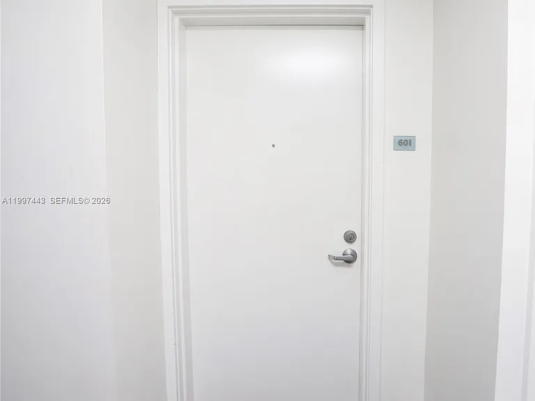 350 NE 24th St #601 — Photo 15