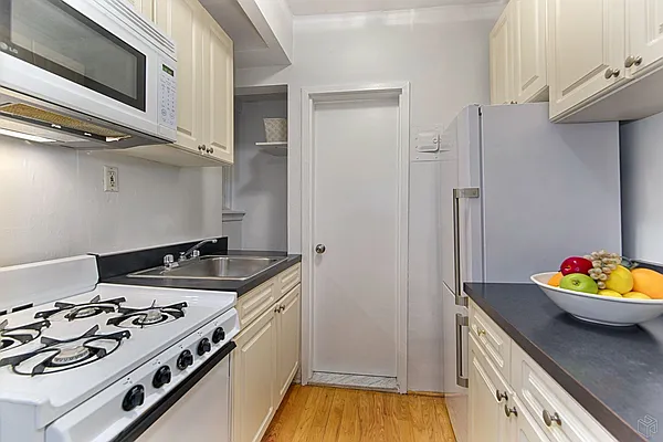Rented by Halstead Real Estate | media 15