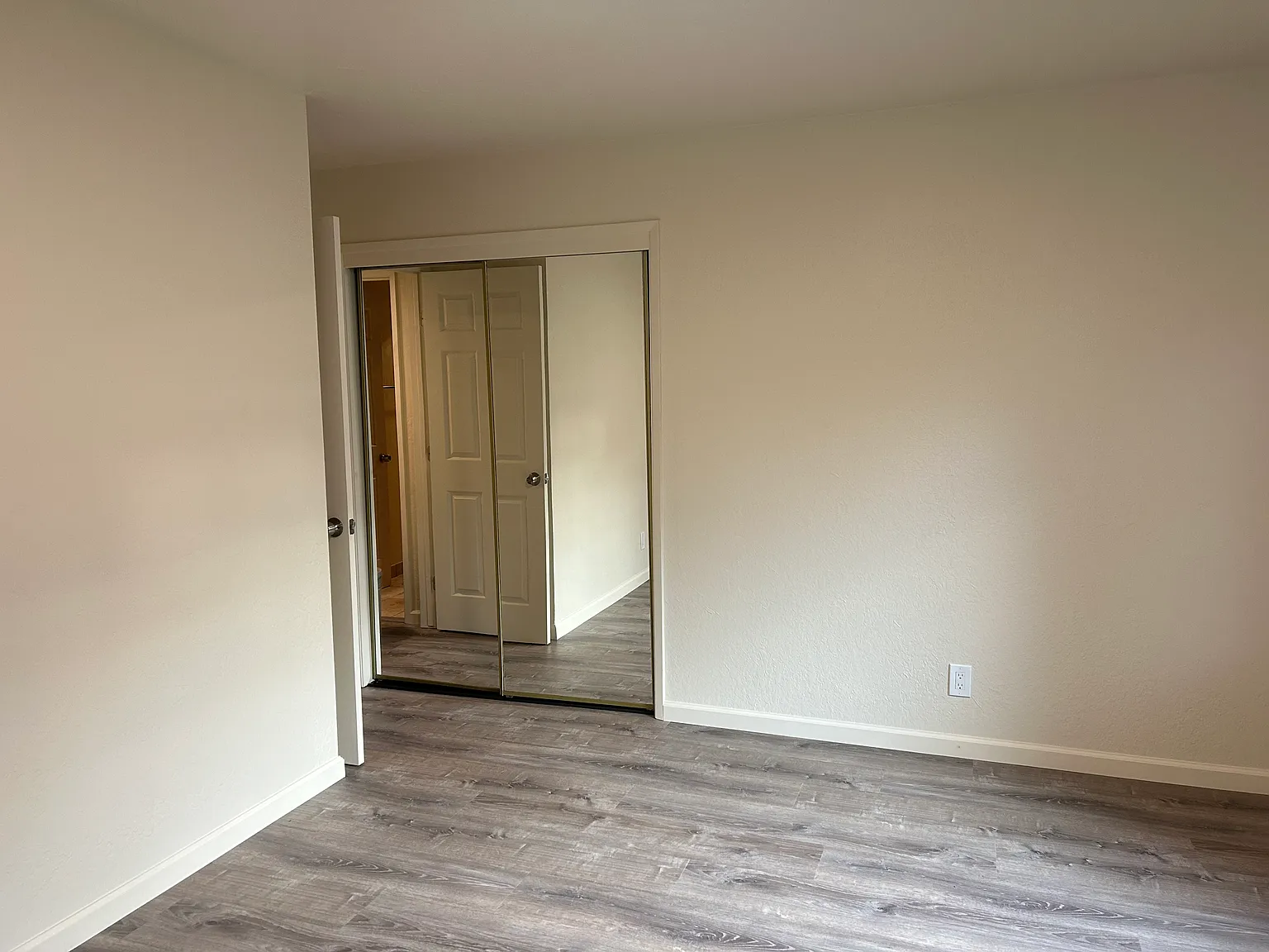 2 bed, 900 sqft, $3,200 — Photo 3
