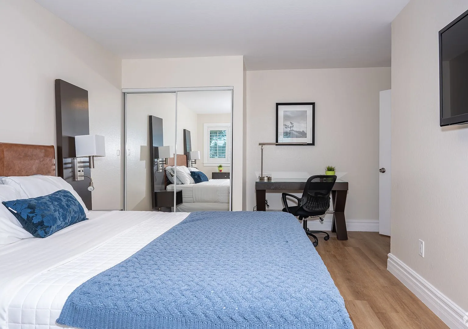 Newly Renovated One and Two Bedroom Apartments in Corte Madera with Pool, Elevator, AC — Photo 3