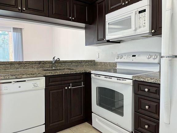 5th image of 18106 Glenmoor Dr