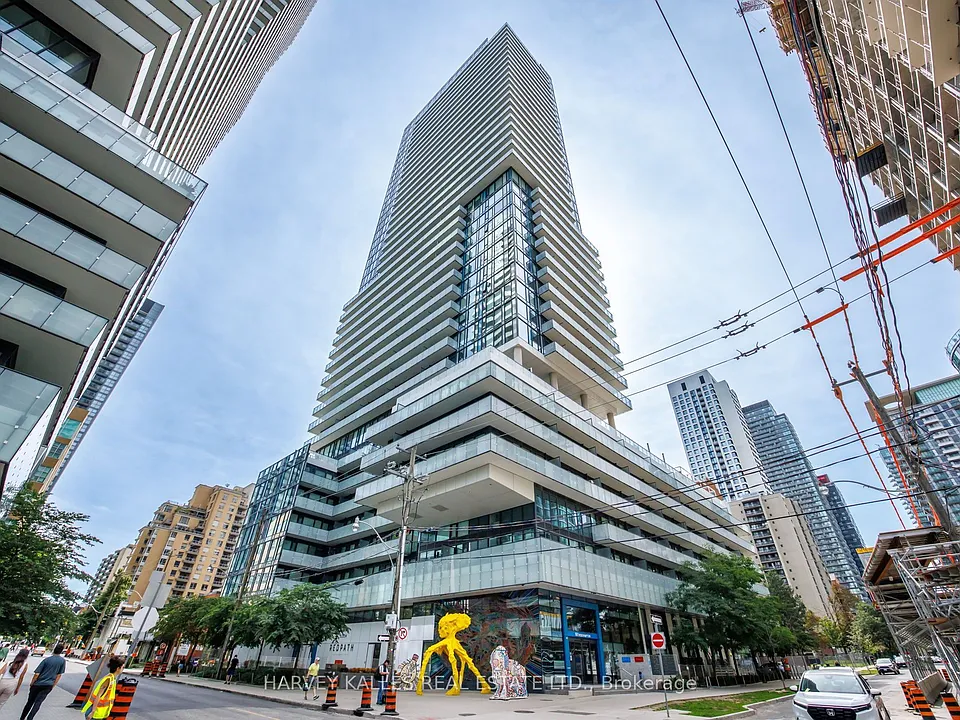 161 Roehampton Ave #523