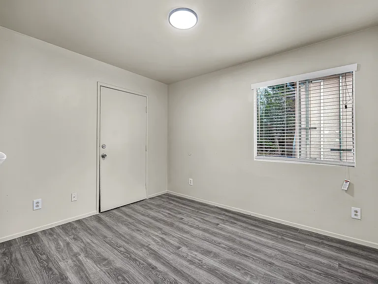 5243 Huntington Dr N #5 — Photo 5