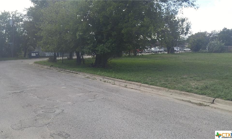 2nd image of 802 S Pecan St