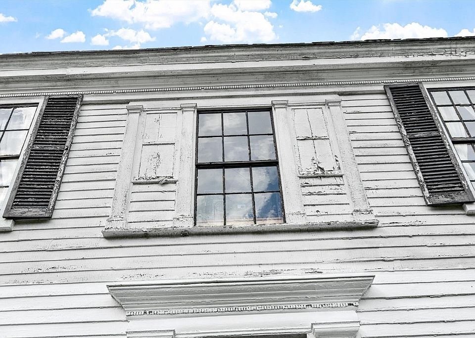 7th image of 488 S Main St