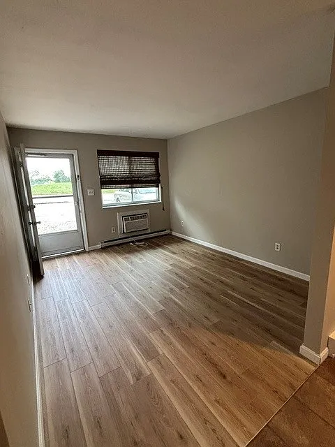 2 bed, 748 sqft, $995 — Photo 3