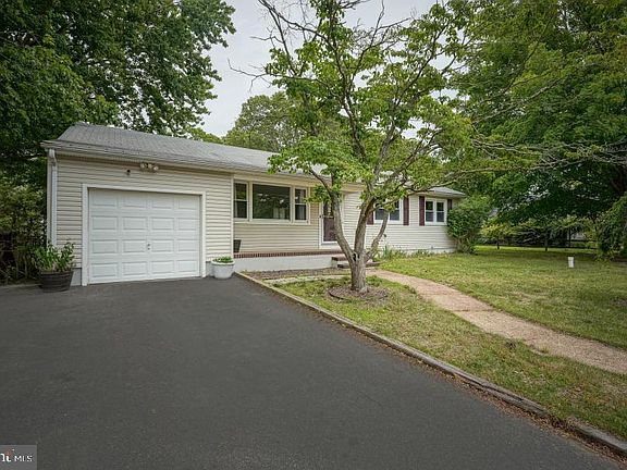 2nd image of 15 Fairwood Dr