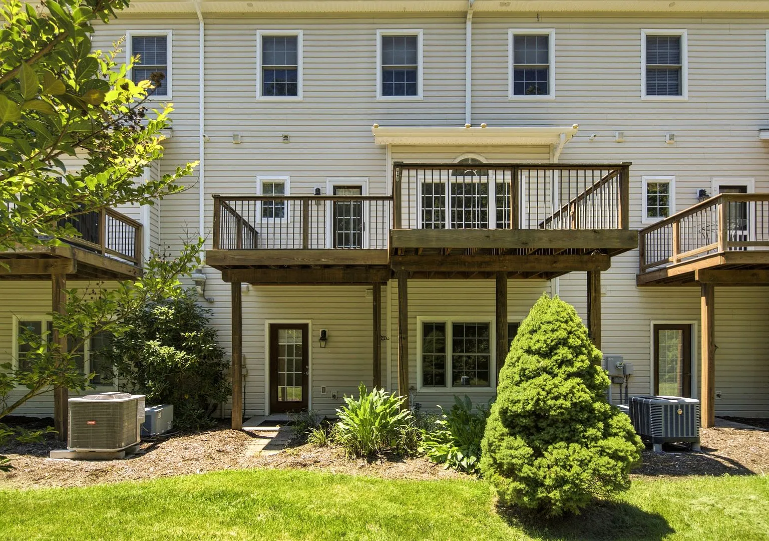 Spacious Townhome in The Orchards — Photo 3
