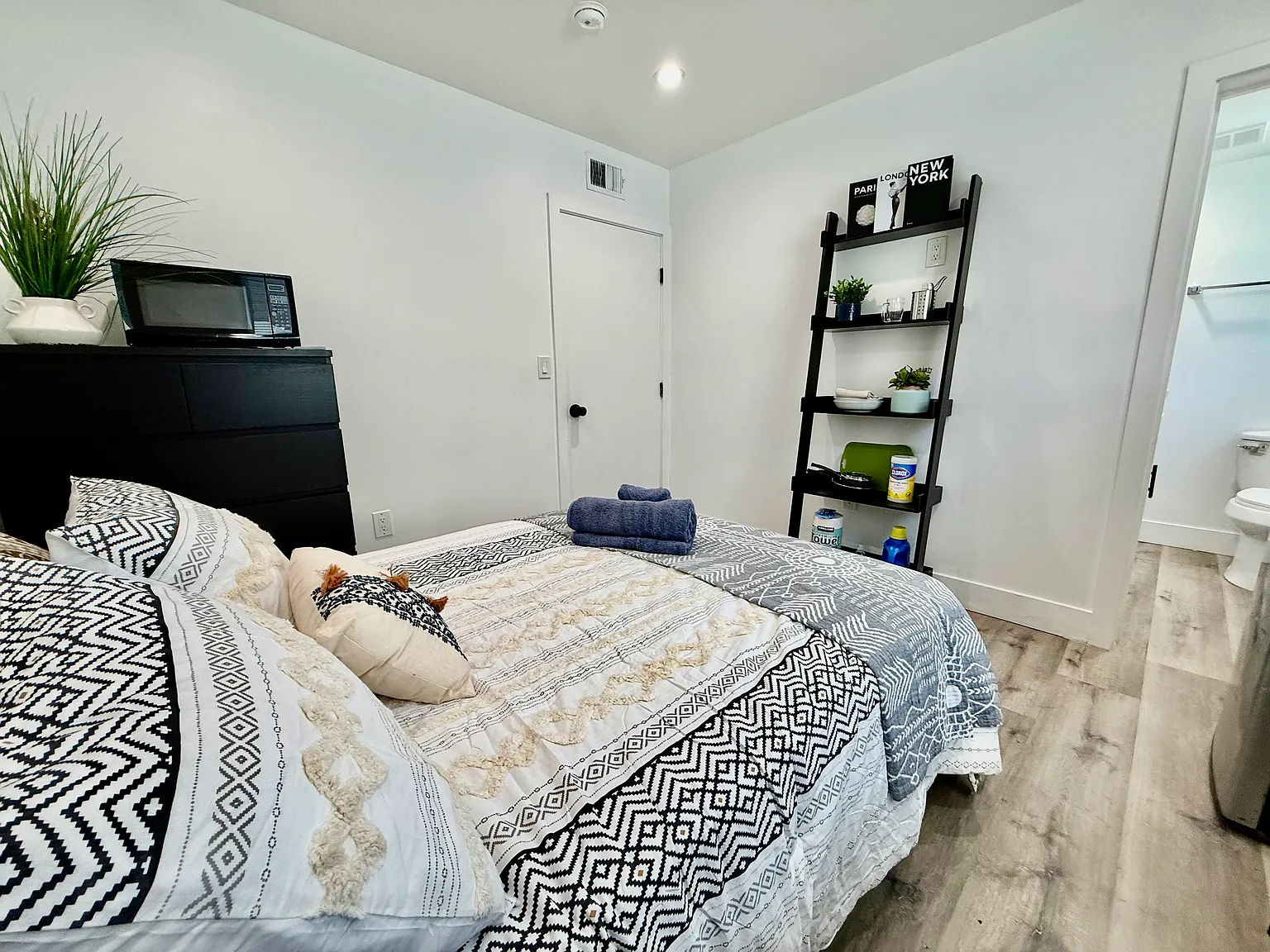 Studio, 210 sqft, $1,400 — Photo 4