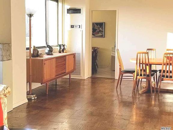 3rd image of 26910 Grand Central Pkwy APT 3W
