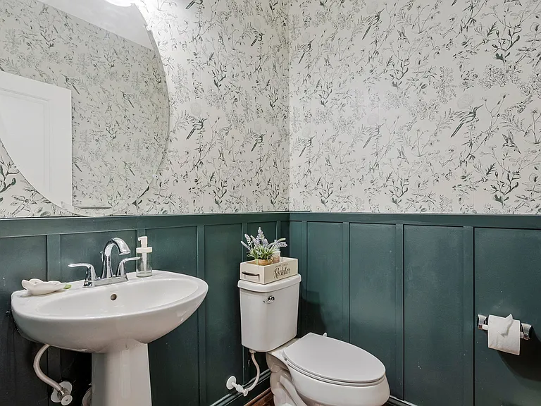 703 Skippers Ln — Photo 16