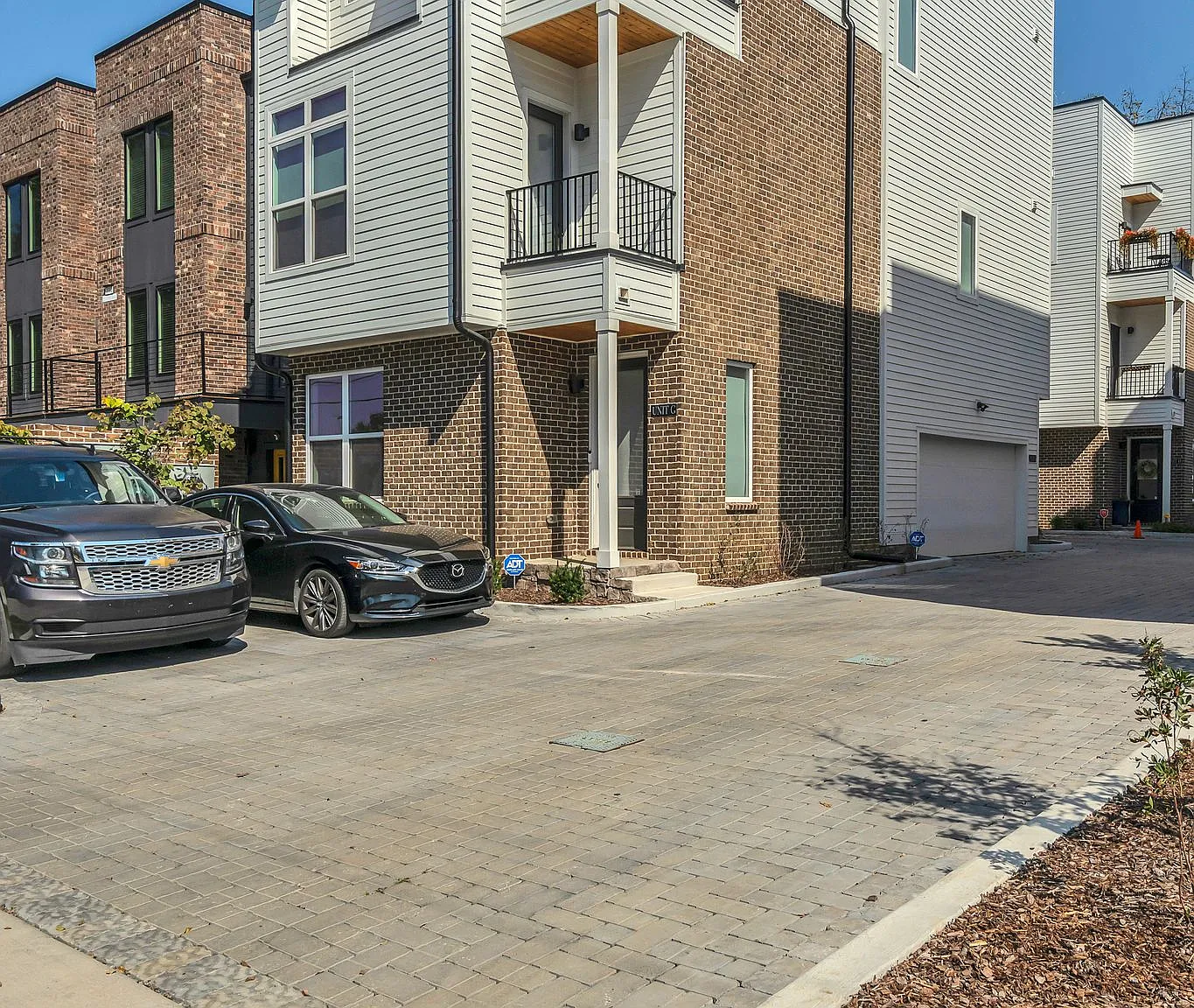 4 bed, 2200 sqft, $3,400 — Photo 2
