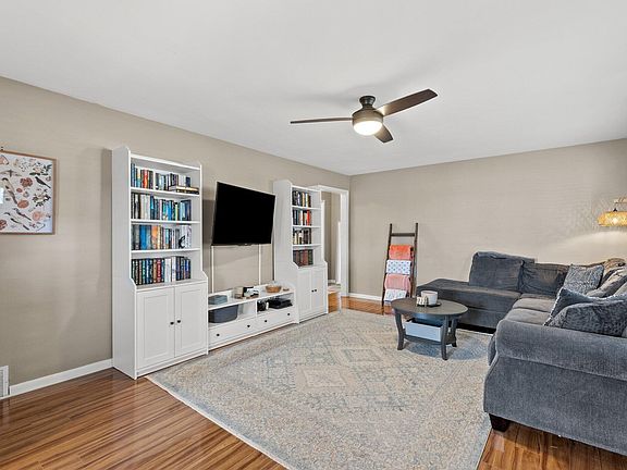 3rd image of 81 Crestview Dr