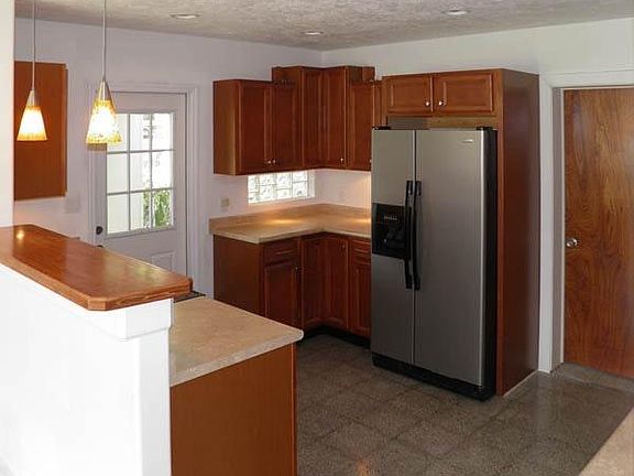Completely remodeled kitchen (13.5' x 10') opens onto covere