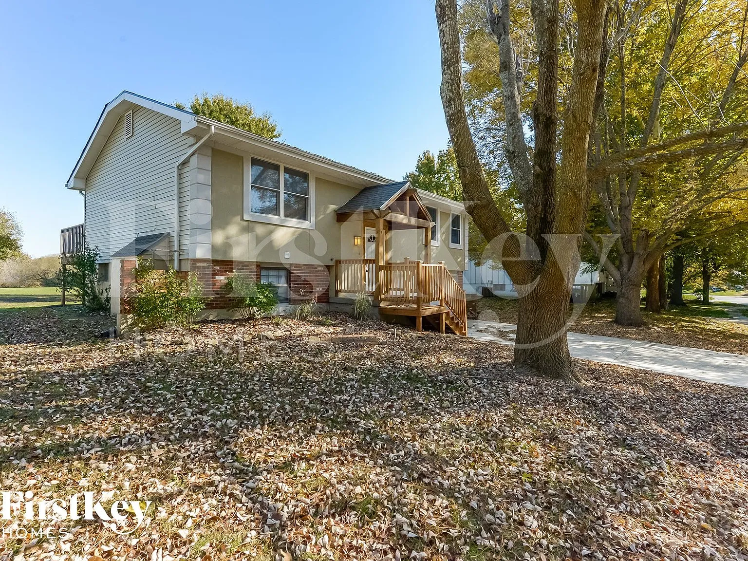3 bed, 1.5 bath, 1368 sqft, $2,325 — Photo 2