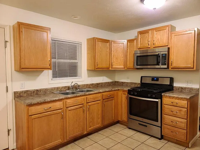 121 Schofield Ct — Photo 3