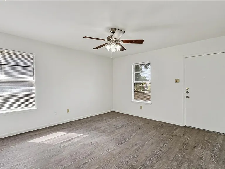 1622 La Joya St — Photo 8