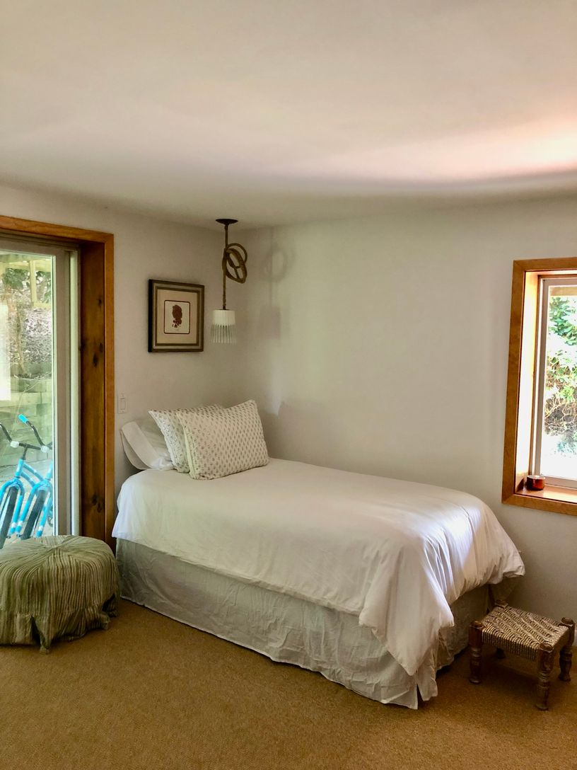 downstairs bedroom with 2 twins