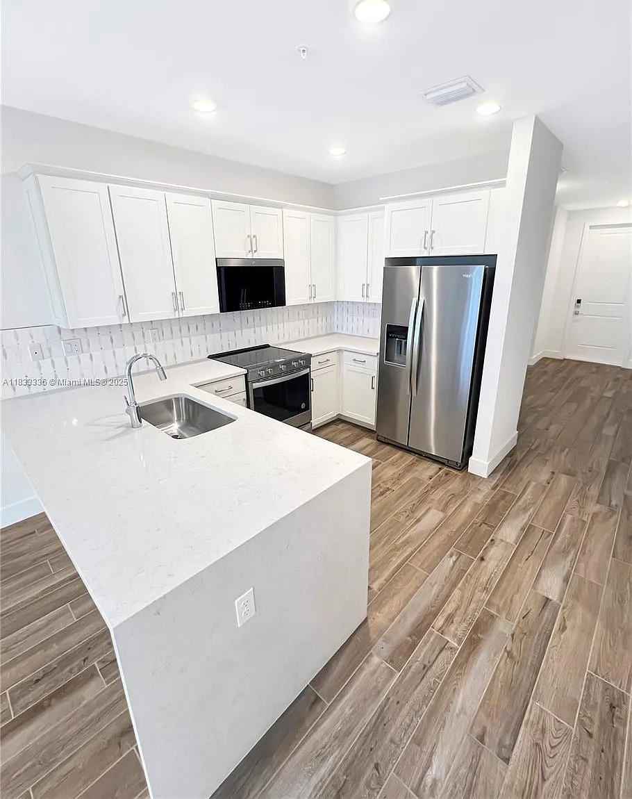 4 bed, 1860 sqft, $4,200 — Photo 2