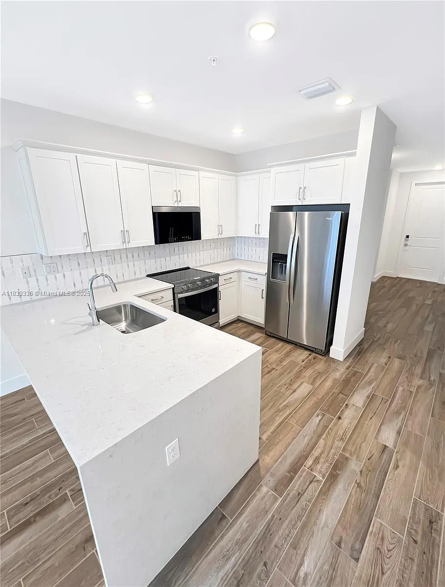 Building Photo - 145 SW 170th Ave