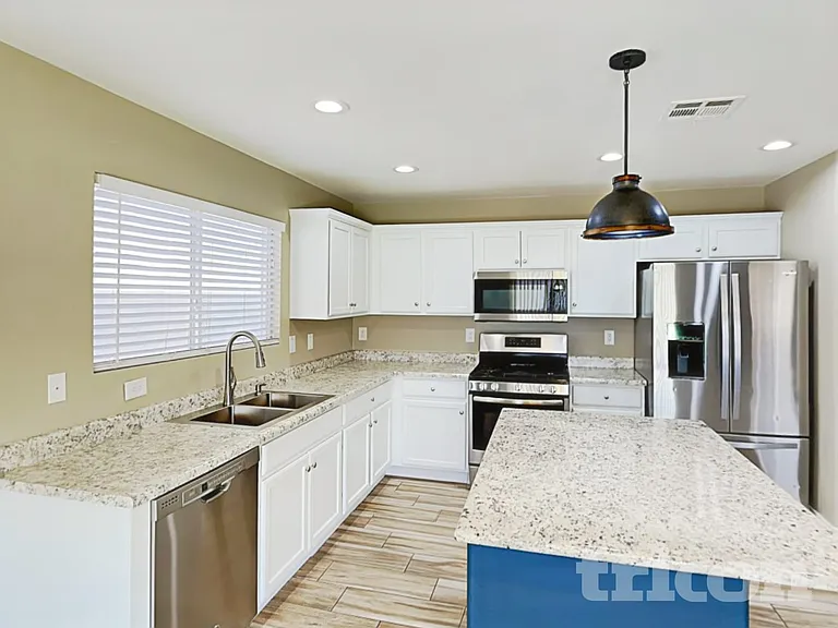 409 W Azure Ave — Photo 3
