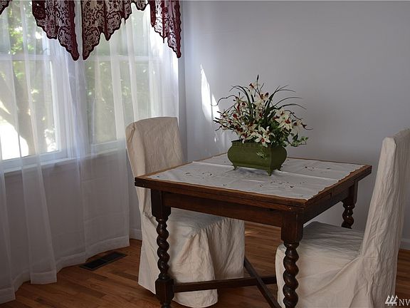 5th image of 101 E Linden St