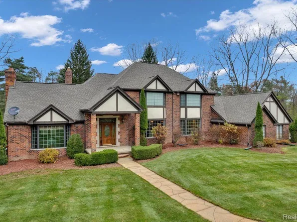 5205 S Great Fosters Dr, Rochester, MI 48306