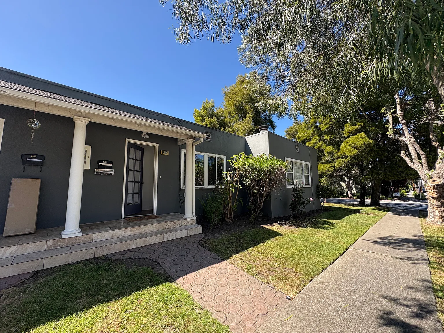 1402 Carmelita Ave — Photo 2