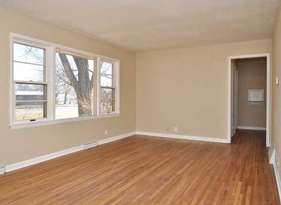4th image of 3069 S Glenn Ave