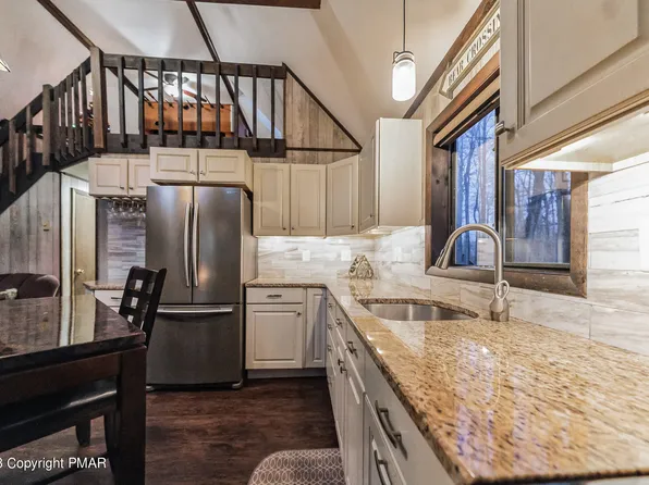 105 Moshannon Ct, Pocono Lake, PA 18347