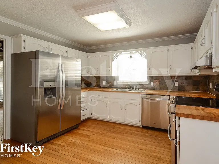 1049 Independence Ct — Photo 8